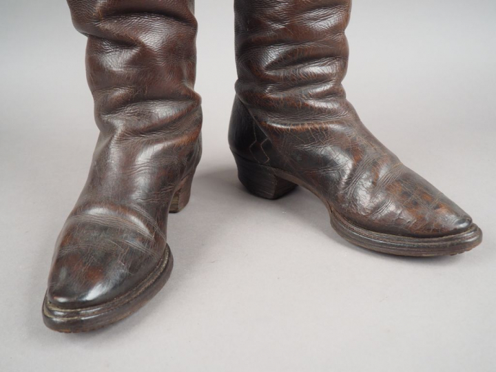 Belle paire de bottes montantes « à l’écuyère » en cuir fauve, semelle