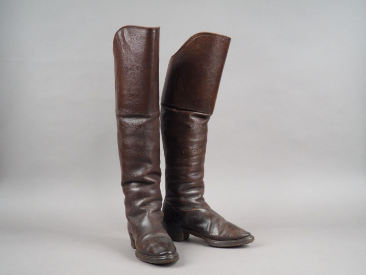Belle paire de bottes montantes « à l’écuyère » en cuir fauve, semelle