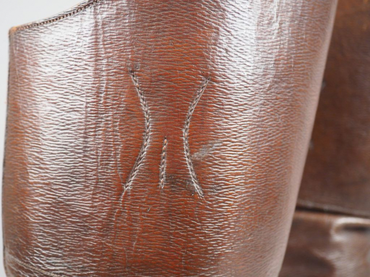 Belle paire de bottes montantes « à l’écuyère » en cuir fauve, semelle