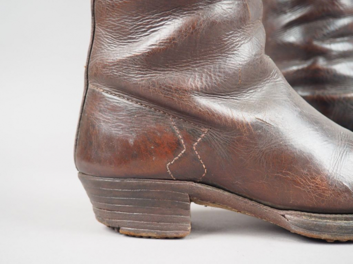 Belle paire de bottes montantes « à l’écuyère » en cuir fauve, semelle