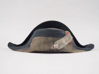Vente aux enchères Chapeau bicorne du modèle général de cuirassier. Coiffure en drap taup