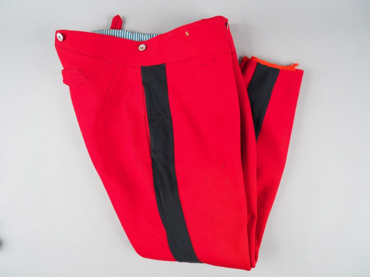 Pantalon droit d’officier infanterie en drap garance à large bande noi