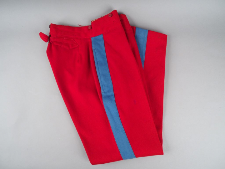 Pantalon droit en drap garance, large bande bleu ciel (cavalerie légèr