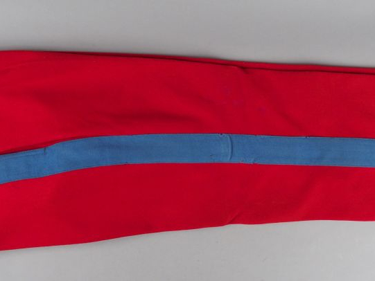 Pantalon droit en drap garance, large bande bleu ciel (cavalerie légèr