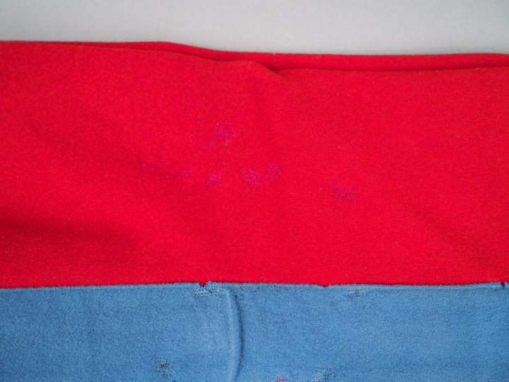 Pantalon droit en drap garance, large bande bleu ciel (cavalerie légèr