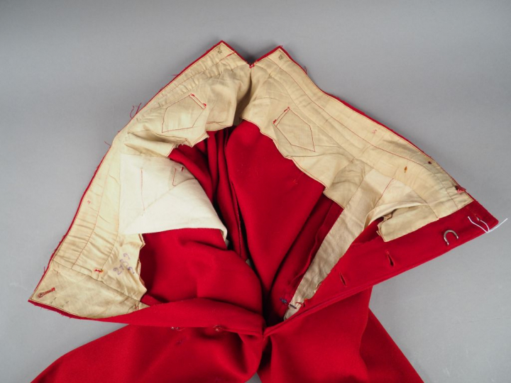 Pantalon droit en drap garance, large bande bleu ciel (cavalerie légèr