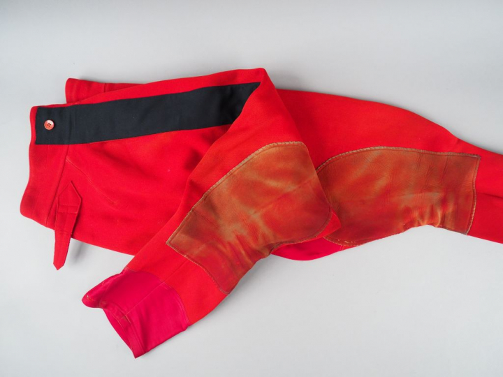 Culotte en drap garance à large bande noire, confection tailleur, renf