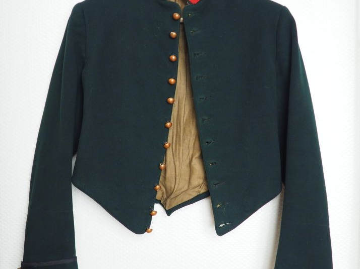 Ras-cul de palefrenier d’écurie vert chasseur, col rouge, boutons grel