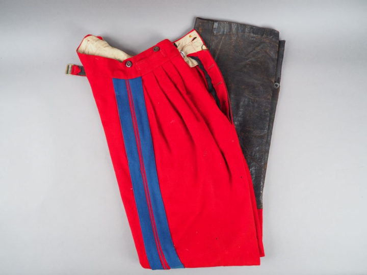 Culotte cavalerie à basane cuir noir en drap garance, double bande ble