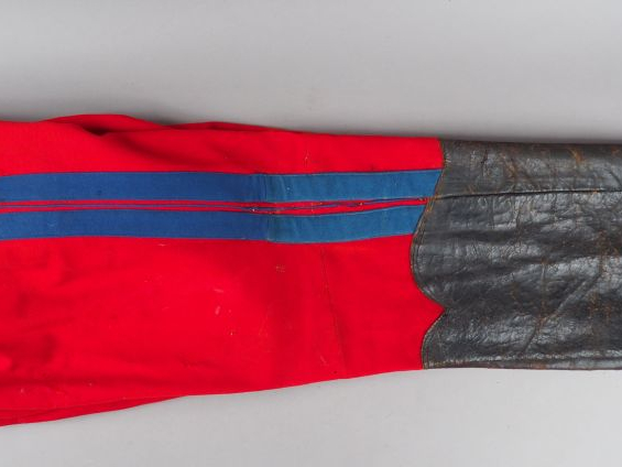 Culotte cavalerie à basane cuir noir en drap garance, double bande ble