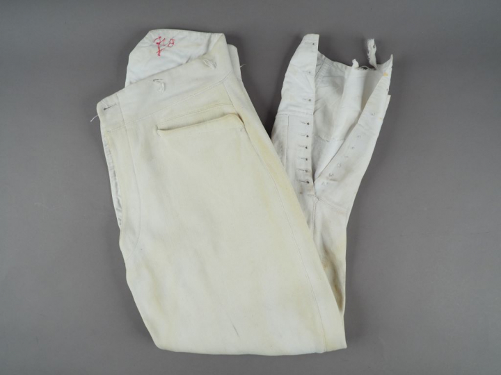 Culotte de cavalerie blanche en tissu blanc doublé (manque boutons gre