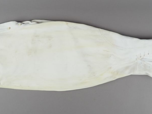 Culotte de cavalerie blanche en tissu blanc doublé (manque boutons gre