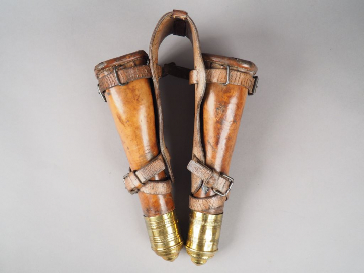 Paire de fontes cavalerie en cuir fauve, culot laiton décor gravé à la