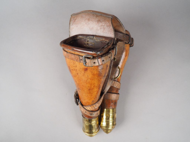 Paire de fontes cavalerie en cuir fauve, culot laiton décor gravé à la