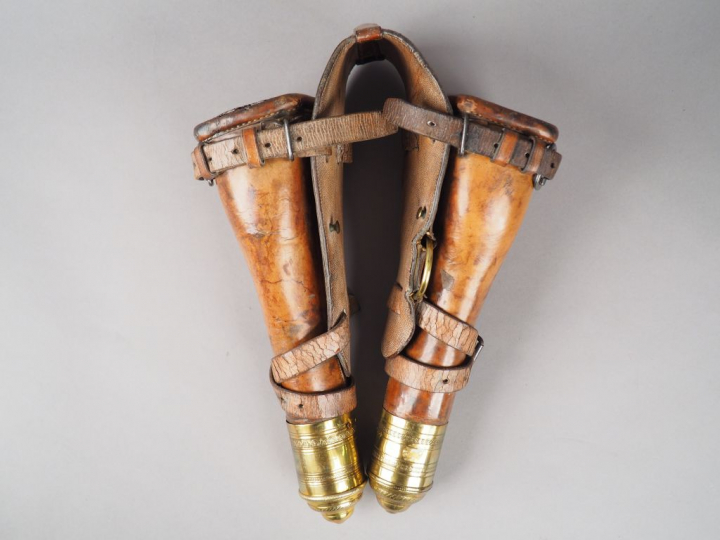 Paire de fontes cavalerie en cuir fauve, culot laiton décor gravé à la