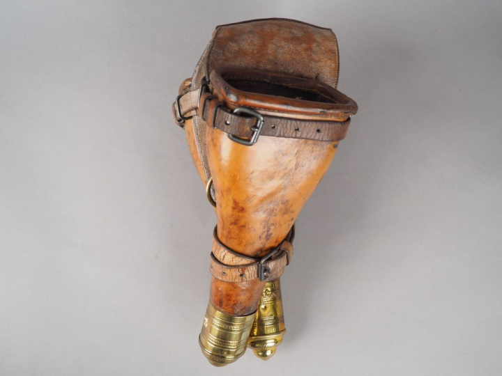 Paire de fontes cavalerie en cuir fauve, culot laiton décor gravé à la