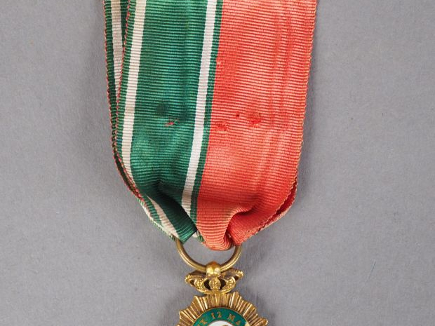 Décoration pendante du "Brassard de Bordeaux" en or, modèle en forme d