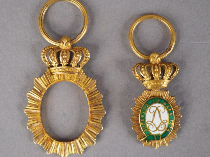 Belle réduction pendante du "Brassard de Bordeaux" à couronne mobile e