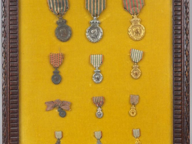 Intéressant cadre vitré présentant sur un lit de velours pâle 12 varia