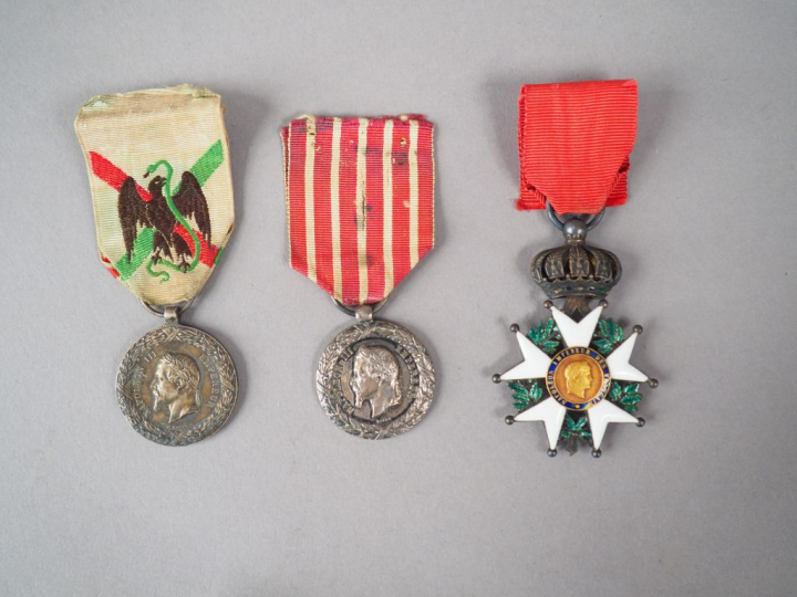 Lot de trois décorations époque Second Empire avec leur ruban. On y tr