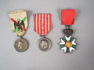 Vente aux enchères Lot de trois décorations époque Second Empire avec leur ruban. On y tr