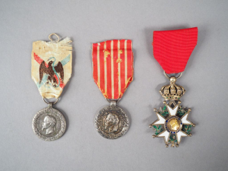 Vente aux enchères Lot de trois décorations époque Second Empire avec leur ruban. On y tr