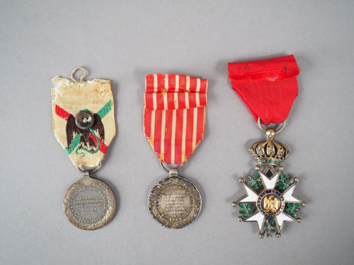 Lot de trois décorations époque Second Empire avec leur ruban. On y tr