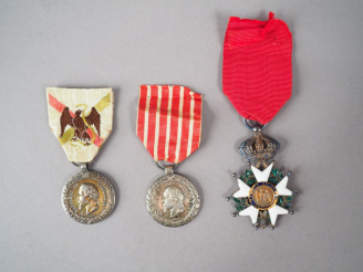 Vente aux enchères Lot de trois décorations époque Second Empire avec leur ruban. On y tr