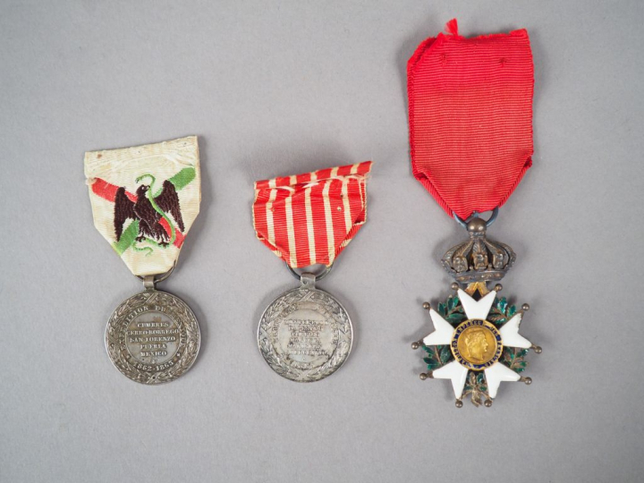 Lot de trois décorations époque Second Empire avec leur ruban. On y tr