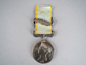 Vente aux enchères Médaille de Crimée « VICTORIA REGINA 1854 », ruban court et étroit ble