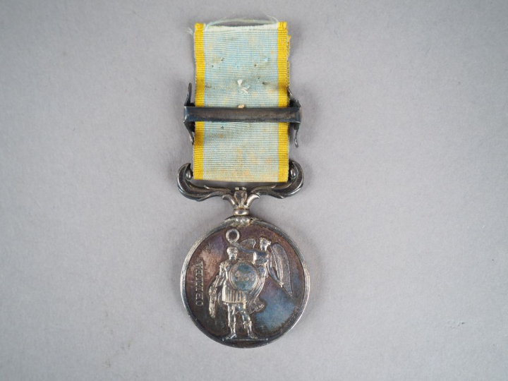 Médaille de Crimée « VICTORIA REGINA 1854 », ruban court et étroit ble