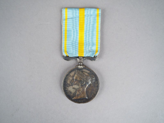 Vente aux enchères Médaille de Crimée « VICTORIA REGINA 1854 », ruban moiré bleu pâle à d
