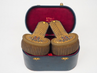 Vente aux enchères Dans une grande boite arrondie en molesquine vert Empire à garnitures 