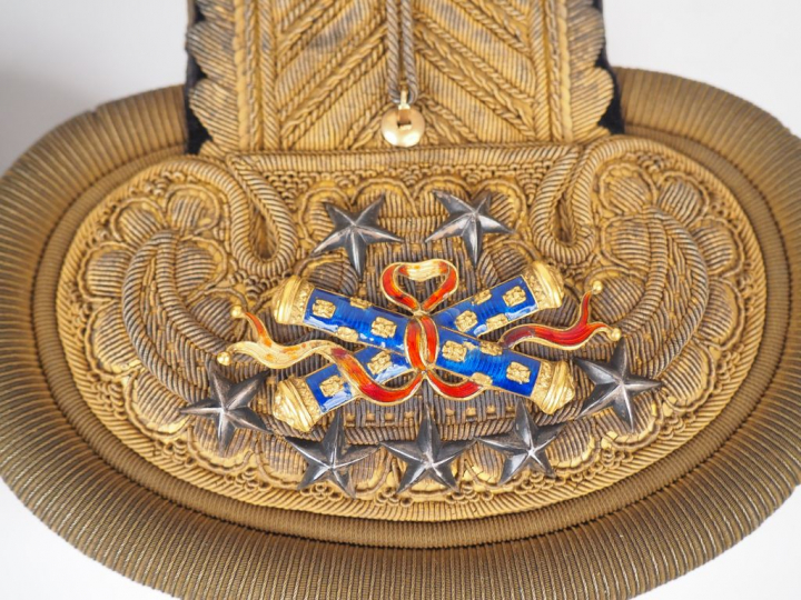 Dans une grande boite arrondie en molesquine vert Empire à garnitures 