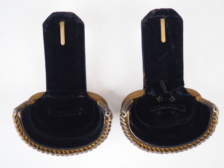 Dans une grande boite arrondie en molesquine vert Empire à garnitures 