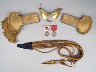 Vente aux enchères Lot composé d’une épaulette et d’une contre épaulette, attente dorée, 