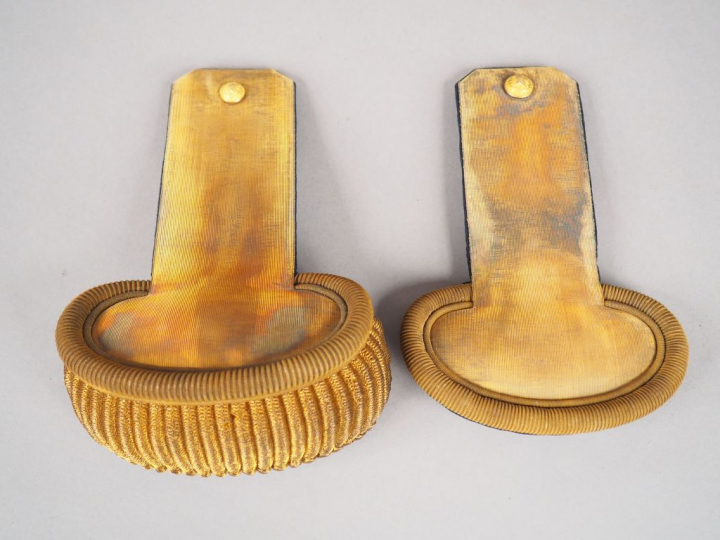 Epaulette et une contre épaulette d’officier subalterne d’état-major S