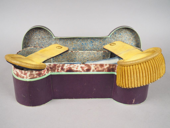 Longue boite en cartonnage vert contenant une épaulette et une contre 