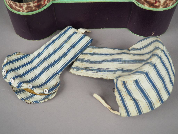 Longue boite en cartonnage vert contenant une épaulette et une contre 