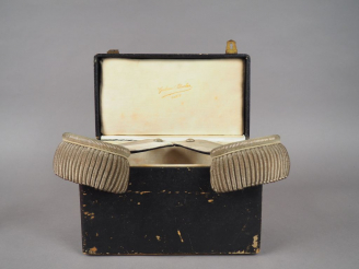 Vente aux enchères Paire d’épaulettes de Colonel Second Empire, dans une grande boite rec