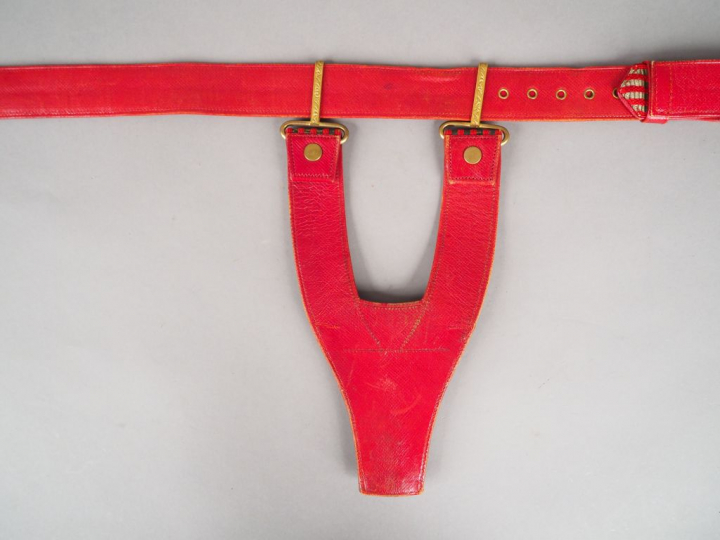 Ceinturon d’Officier Général en cuir rouge au revers, avers à décor d’