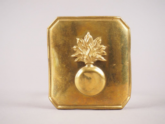 Vente aux enchères Plaque de ceinturon rectangulaire bombée à pans coupés en laiton doré 