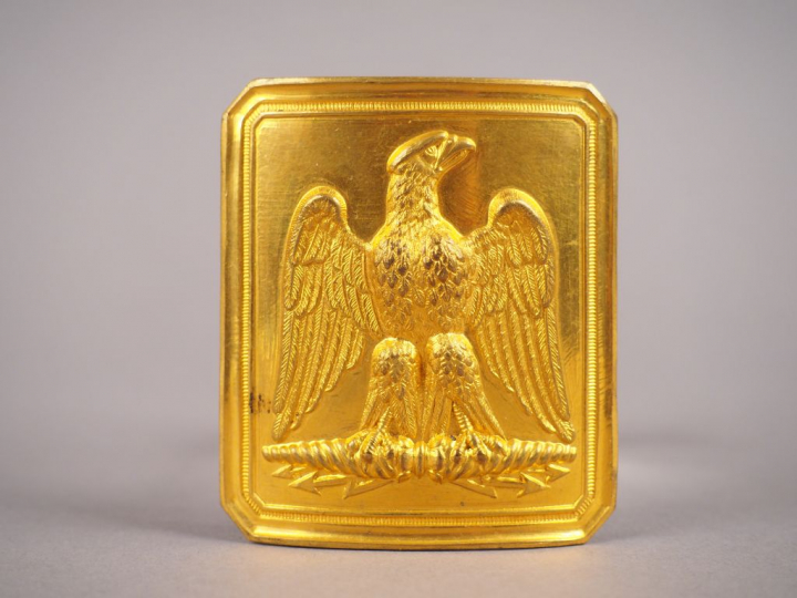 Plaque de ceinturon d’officier d’infanterie en laiton doré embouti, mo