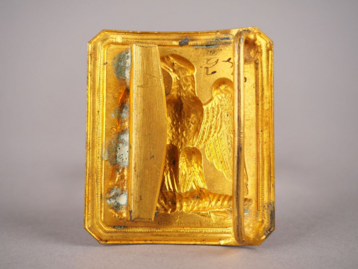 Plaque de ceinturon d’officier d’infanterie en laiton doré embouti, mo