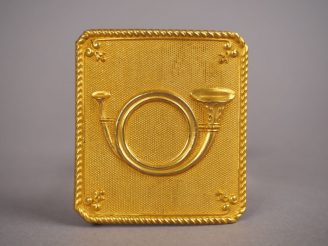 Vente aux enchères Belle plaque de ceinturon en laiton doré corps de chasseur en relief a