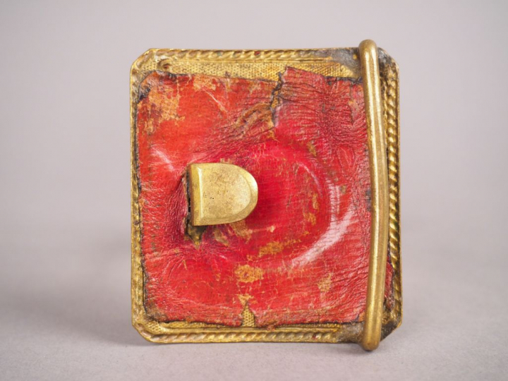 Belle plaque de ceinturon en laiton doré corps de chasseur en relief a