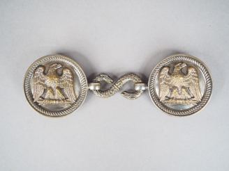 Vente aux enchères Boucle agrafe de ceinturon porte épée en bronze argenté, aigles non co