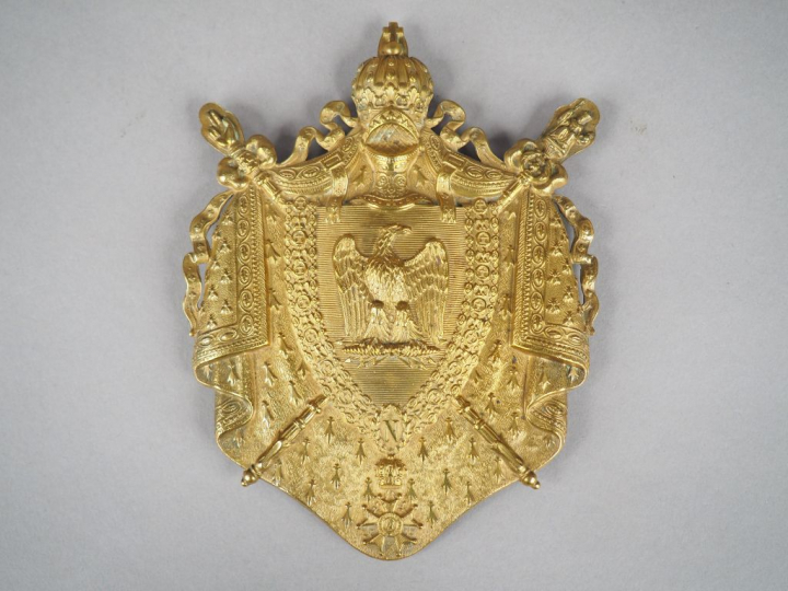 Grande et belle plaque aux grandes armes de l’Empire en laiton doré em