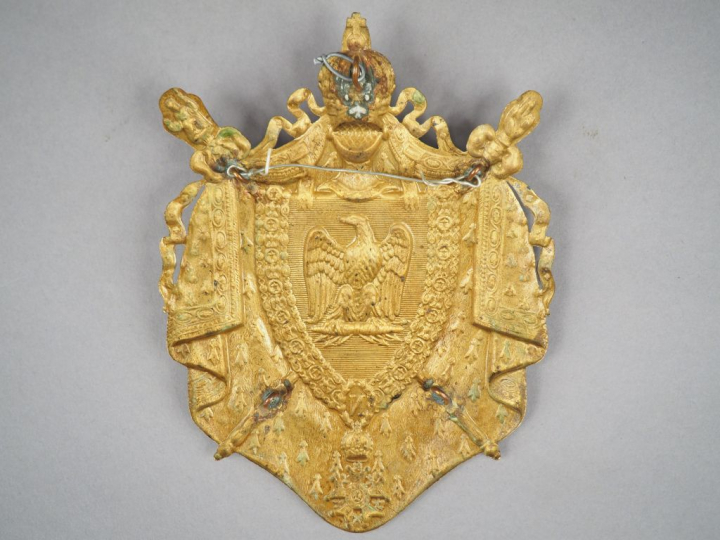 Grande et belle plaque aux grandes armes de l’Empire en laiton doré em