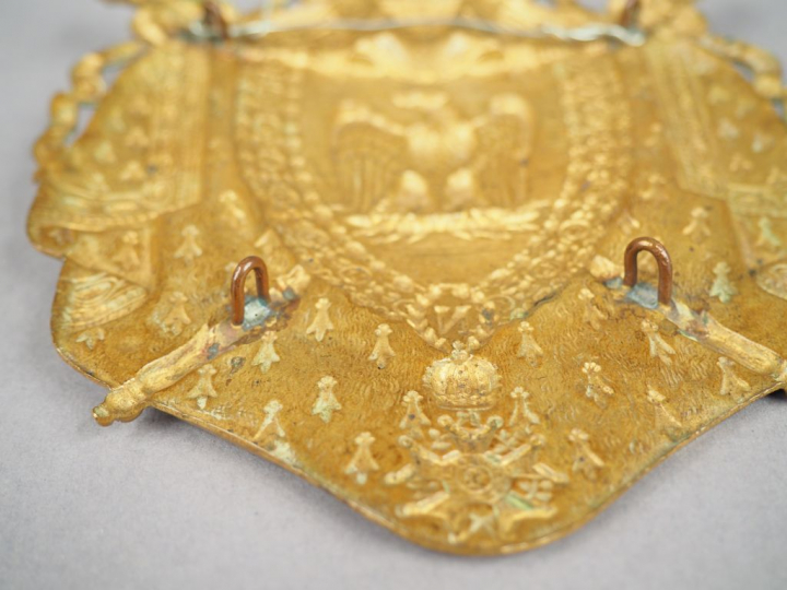 Grande et belle plaque aux grandes armes de l’Empire en laiton doré em